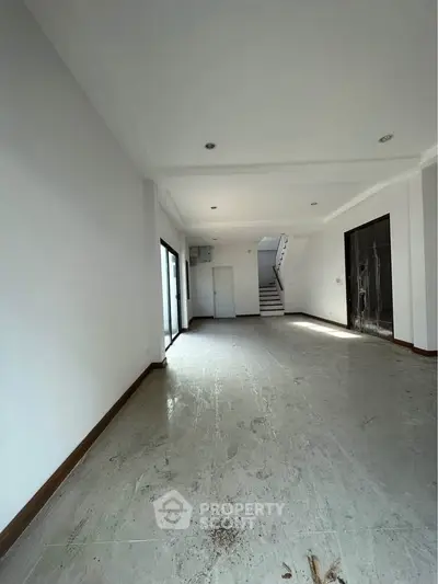 Spacious unfurnished living room with natural light and modern design