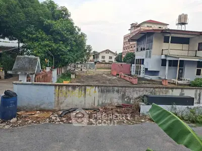Vacant lot with potential for development in urban area, surrounded by residential buildings.