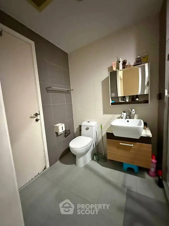 Modern bathroom with sleek fixtures and stylish vanity in contemporary apartment.