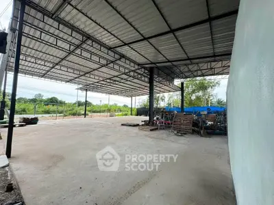 Spacious industrial warehouse with open layout and metal roofing, ideal for storage or manufacturing.
