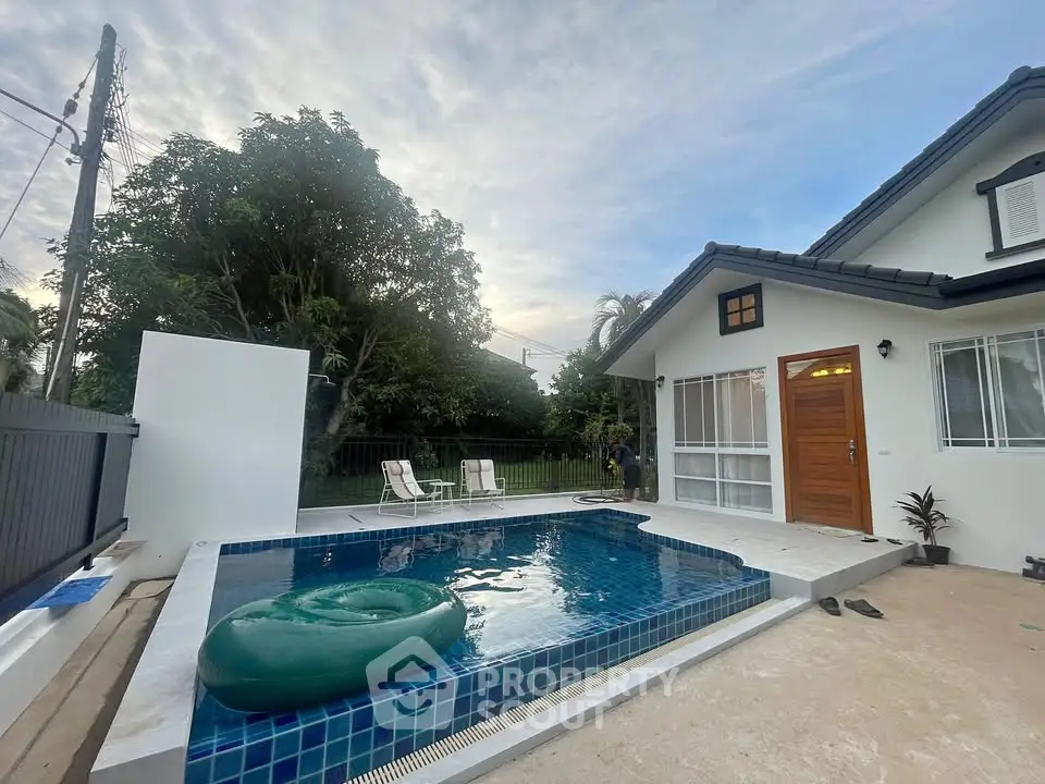 Charming house with private pool and lush garden, perfect for relaxation and outdoor enjoyment.