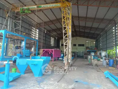 Spacious industrial warehouse with high ceilings and ample storage space, ideal for manufacturing or logistics.