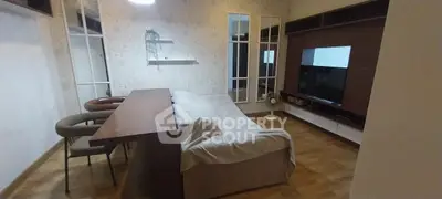 Cozy living room with modern furniture and wooden flooring, perfect for relaxation and entertainment.