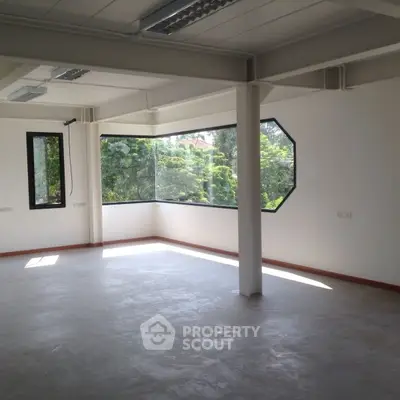 Spacious corner unit with large windows offering a great view, ideal for office or studio space.