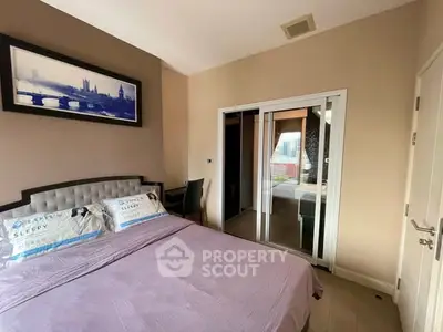 Cozy bedroom with modern decor and ensuite bathroom, perfect for relaxation.