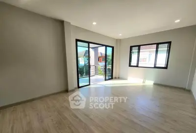 Spacious empty room with large windows and balcony access, perfect for customization.