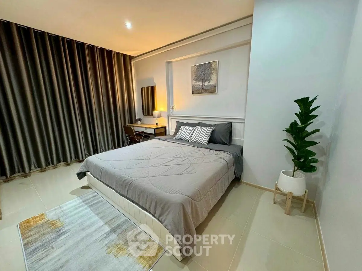 Modern bedroom with stylish decor and cozy ambiance, featuring a comfortable bed and elegant furnishings.