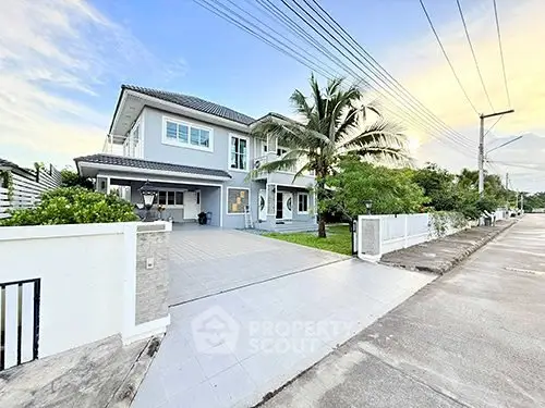 Spacious modern house with lush garden and ample driveway in serene neighborhood.