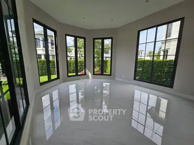 Spacious corner unit with large windows offering a great view of the garden, perfect for a bright living room.