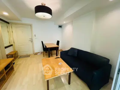 Cozy living room with modern furnishings and wooden flooring, ideal for relaxation and entertainment.