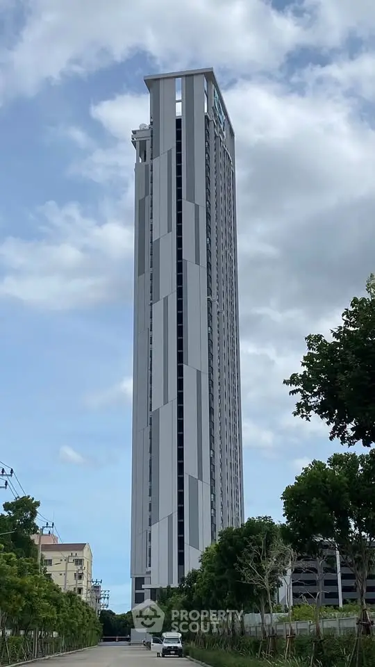 Stunning modern high-rise building with sleek design and panoramic views.