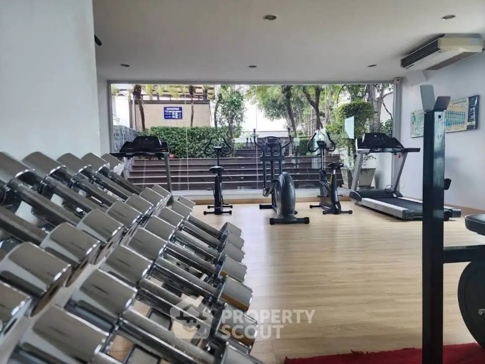 Modern gym with state-of-the-art equipment and open view, perfect for fitness enthusiasts.