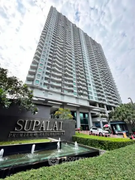 Stunning high-rise building with modern architecture and lush landscaping at Supalai Premier Ratchathewi.