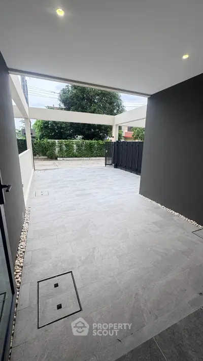 Spacious modern entrance with sleek design and natural light, perfect for welcoming guests.