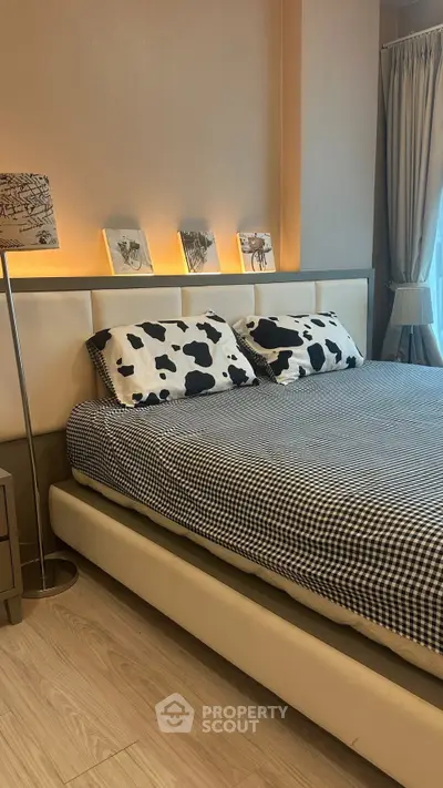 Modern bedroom with stylish decor and cozy lighting, featuring a comfortable bed and elegant furnishings.