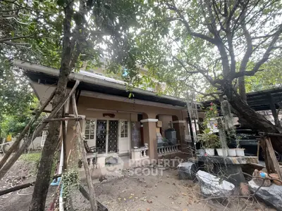 Charming rustic house with lush garden and spacious outdoor area, perfect for nature lovers.