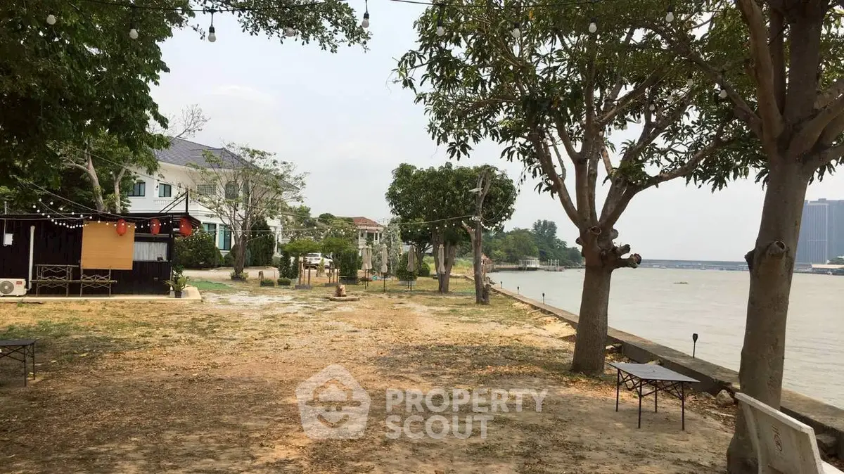 Riverside property with spacious outdoor area and scenic water views, ideal for relaxation and gatherings.