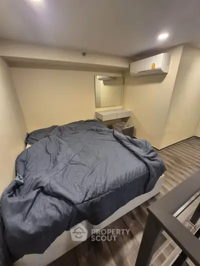 Cozy bedroom with modern air conditioning and stylish flooring, perfect for comfort and relaxation.