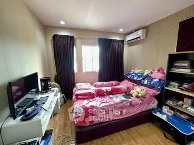 Cozy bedroom with double bed, air conditioning, and ample natural light.