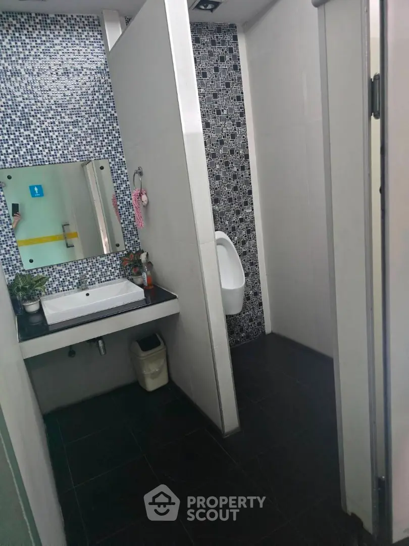 Modern bathroom with sleek design and stylish mosaic tiles