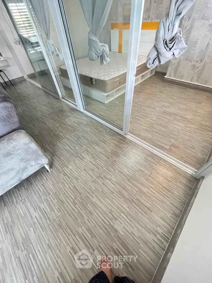 Modern bedroom with mirrored closet and stylish flooring