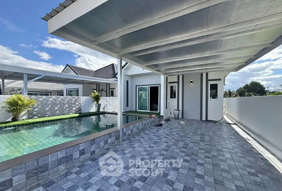 Modern house with covered patio and private pool, perfect for relaxation and outdoor entertainment.