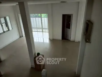 Spacious empty room with large windows and natural light, ideal for customization.