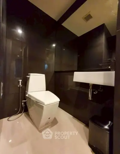 Modern bathroom with sleek design and contemporary fixtures in a luxury apartment.