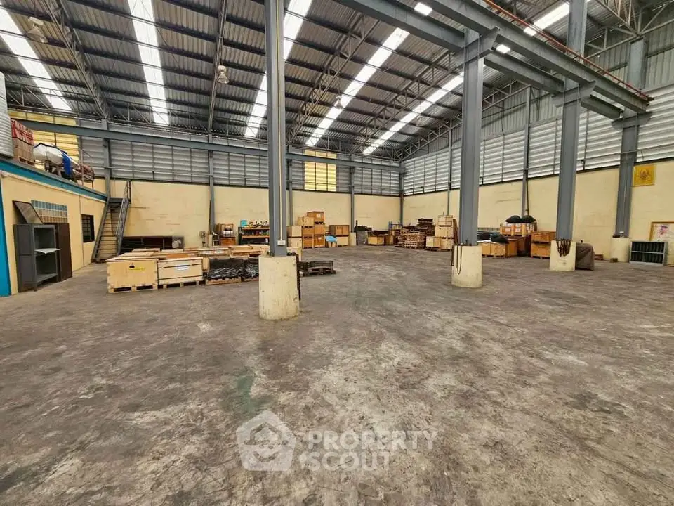 Spacious industrial warehouse with high ceilings and ample storage space, ideal for logistics and manufacturing.