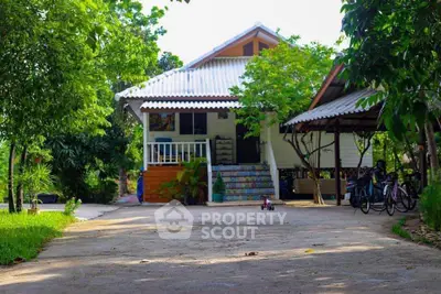 Charming single-story house with lush garden and spacious driveway