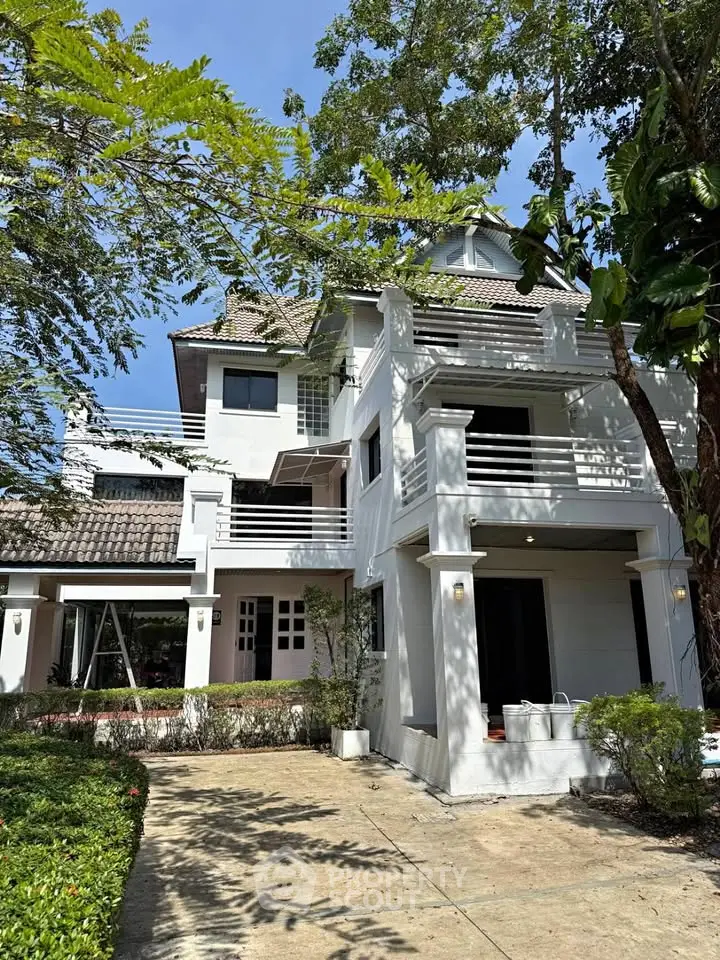 Charming multi-story house with lush garden and spacious driveway, perfect for family living.