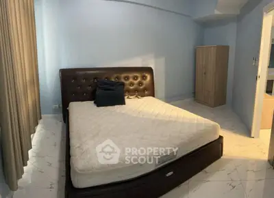 Spacious bedroom with modern bed and wardrobe, ideal for comfort and style.