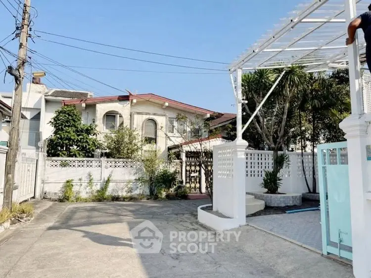 Spacious residential property with ample outdoor space and modern pergola, ideal for family living.