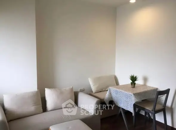 Cozy living room with modern furniture and natural lighting