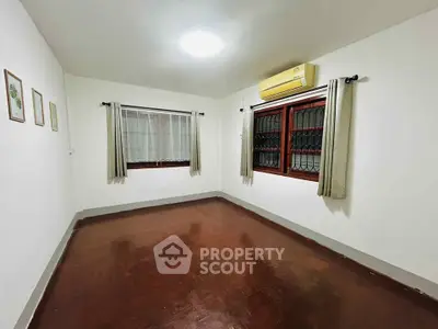 Spacious unfurnished room with air conditioning and wooden flooring, ideal for customization.
