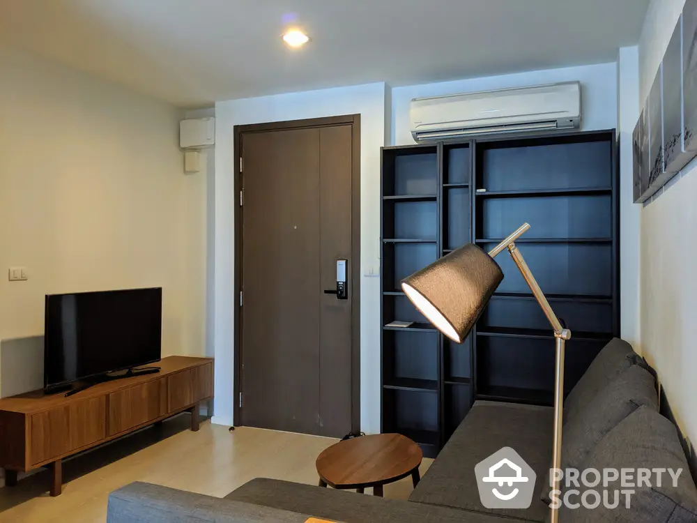  1 Bedroom Condo at Rhythm Sathorn Narathiwas Livingroom