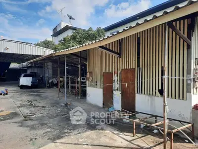 Industrial property with spacious outdoor area and covered storage space