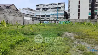 Vacant urban lot with potential for development, surrounded by buildings.