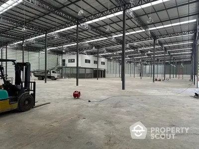 Spacious industrial warehouse interior with high ceilings and ample storage space.