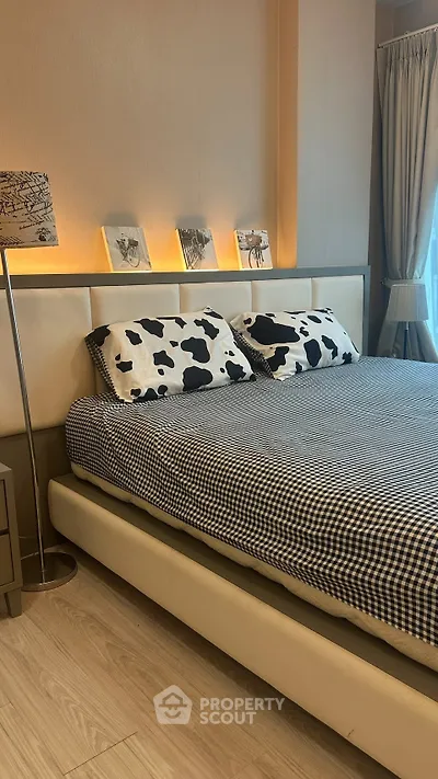 Modern bedroom with stylish decor and cozy lighting, featuring a comfortable bed and elegant furnishings.