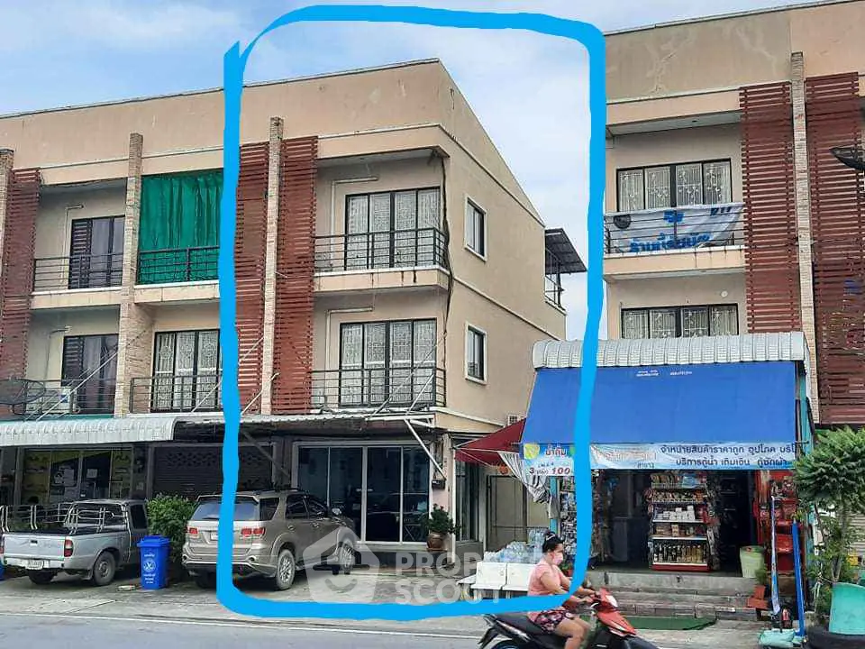 Charming townhouse with modern facade and convenient street access
