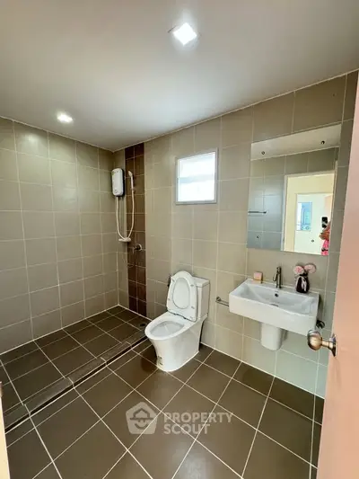 Spacious modern bathroom with sleek tiles and contemporary fixtures