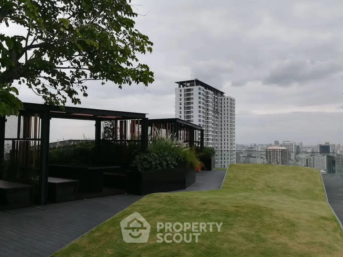 Stunning rooftop garden with city skyline view, perfect for relaxation and gatherings.