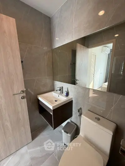 Modern bathroom with sleek fixtures and elegant tile design