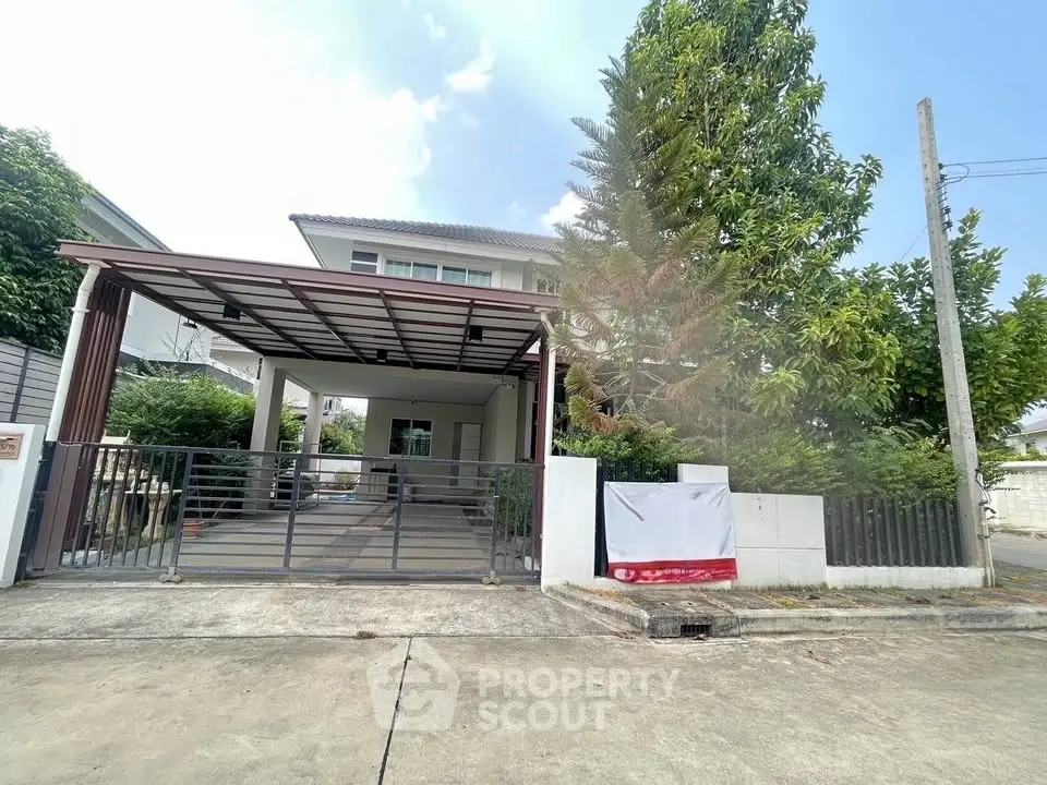 Charming suburban house with spacious driveway and lush greenery