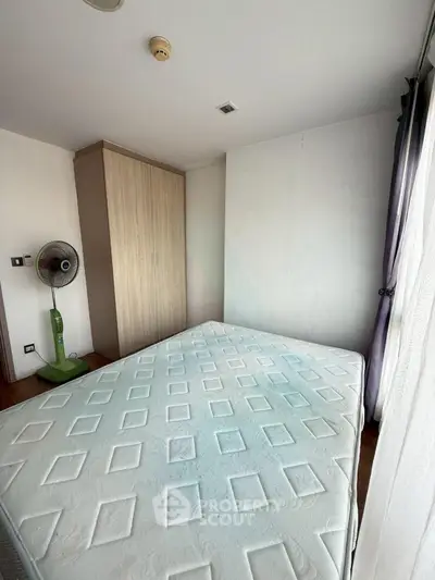 Spacious bedroom with large window and wardrobe, ideal for natural light lovers.