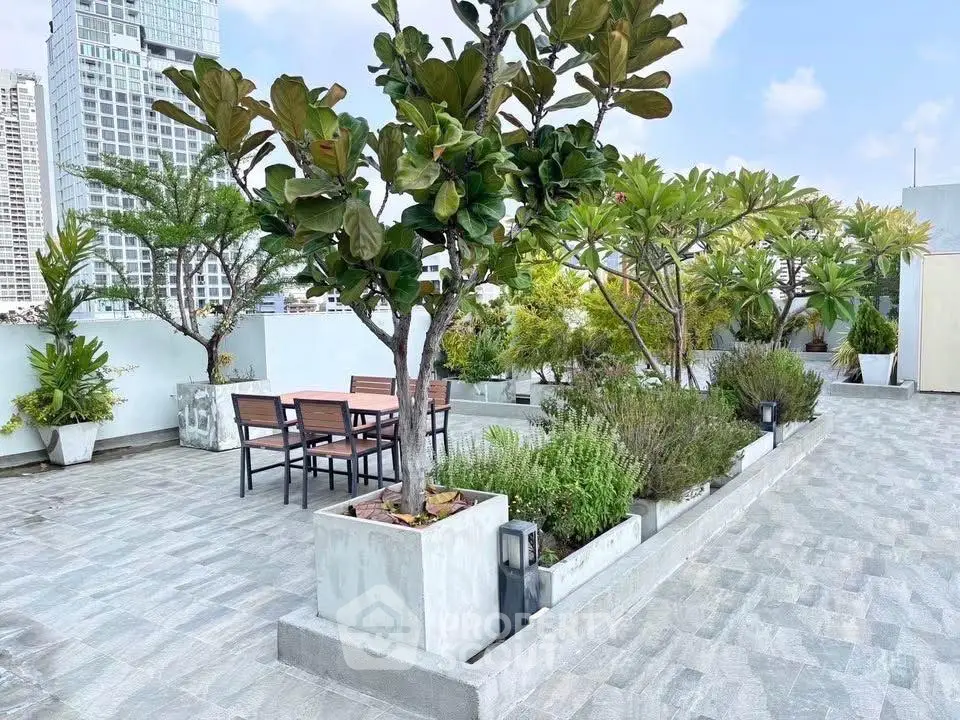 Stunning rooftop garden with lush greenery and city views, perfect for relaxation and entertainment.