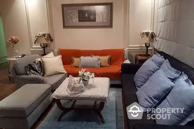 Fully Furnished 2 Bedrooms Condo at Langsuan Ville Livingroom