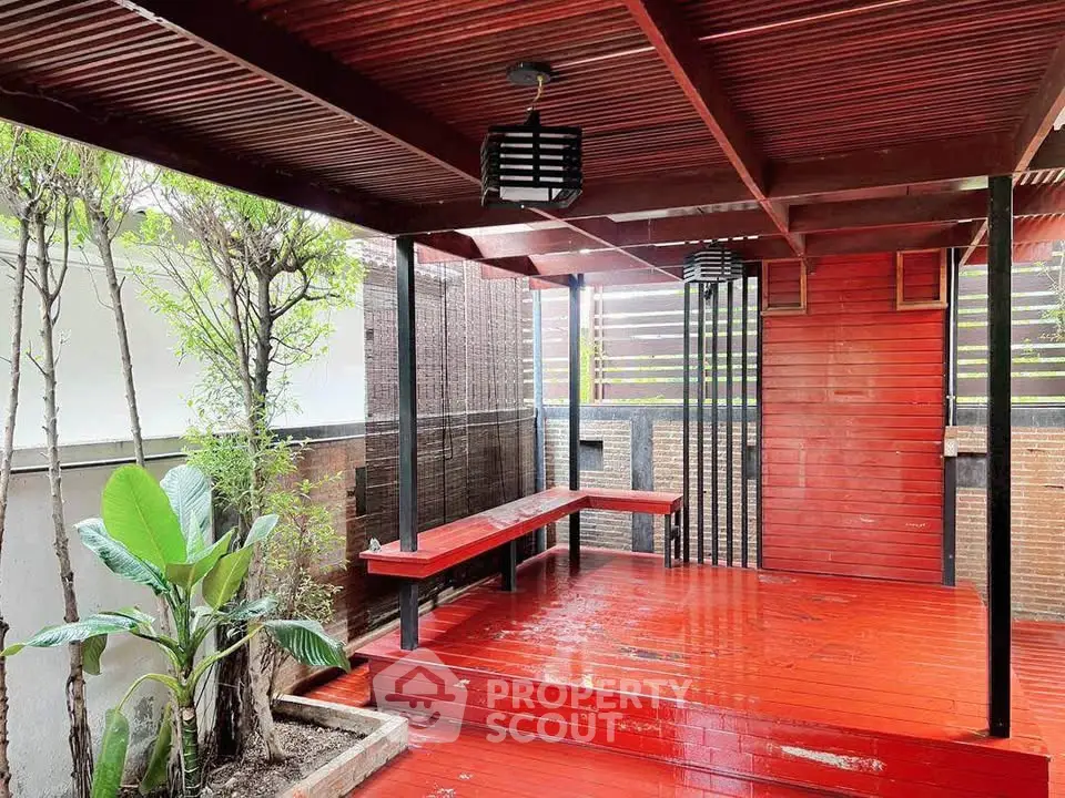 Charming wooden deck with modern design and lush greenery, perfect for outdoor relaxation and entertainment.