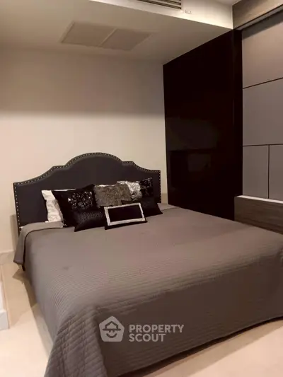 Modern bedroom with stylish decor and comfortable bedding in a contemporary apartment.